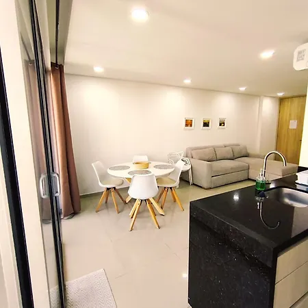 2br 2ba Con Balcon En L Y Vista Abierta, Piscina 360 Piso 27, A Pasos Del Mar Y Murallas *