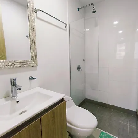 2br 2ba Con Balcon En L Y Vista Abierta, Piscina 360 Piso 27, A Pasos Del Mar Y Murallas