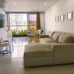 2BR 2BA con Balcon en L y Vista Abierta, Piscina 360 Piso 27, a Pasos del Mar y Murallas