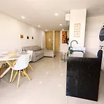 2BR 2BA con Balcon en L y Vista Abierta, Piscina 360 Piso 27, a Pasos del Mar y Murallas
