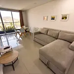 2BR 2BA con Balcon en L y Vista Abierta, Piscina 360 Piso 27, a Pasos del Mar y Murallas