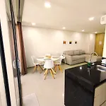 2BR 2BA con Balcon en L y Vista Abierta, Piscina 360 Piso 27, a Pasos del Mar y Murallas